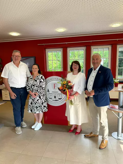 Vertreter aus der Wirtschaft - an der Spitze Michael Leitgeb - Präsident der SWV Burgenland und Bake Andreas SWV-Vizepräsident gratulierten gemeinsam mit Büroleiterin Ildikó Schadelbauer Susi zu ihrem neuen FirmenBurg-Standort. | Foto: Peter Seper