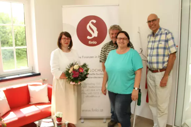 Pfarrer Gerhard Harkam (Re.) mit Kurator Herbert Glatz und Sekretärin Marion gratulierten Susi als Hausherrn des Gemeindezentrums recht herzlich. | Foto: Peter Seper