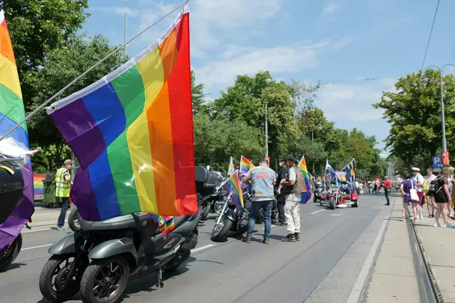 Die Regenbogenparade wird von perfekten Wetterverhältnissen begleitet. Es wird sonnig, warm und trocken. Gleichwohl dürfte dieses Mal die Stimmung ungewohnt gedämpft sein (Archiv) | Foto: Max Spitzauer/RMW