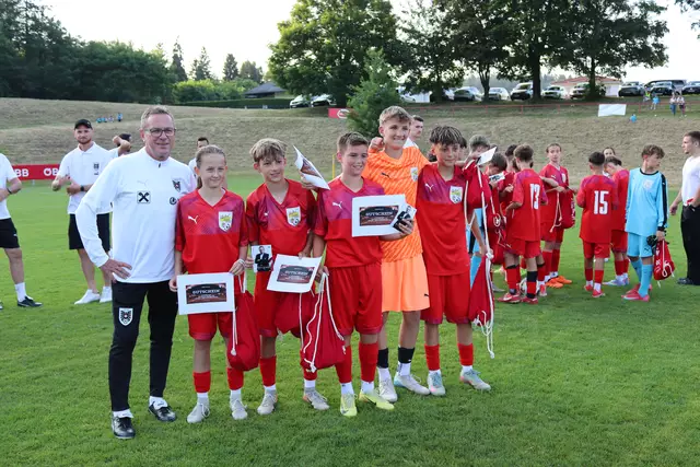 Ralf Rangnick mit den motivierten Spielern: Die Match-Gewinner bekamen cool Preise. | Foto: MeinBezirk.at