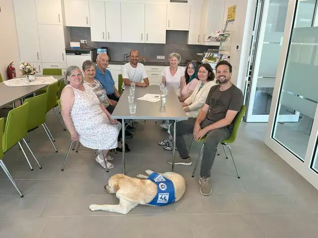 Hermine Leitinger, Maria und Franz Esterka, Vizebürgermeister Roland Hadeyer, Anna Schwarz, Magdalena Aichinger, Marlies Reichhart und Bürgermeister Michael Strasser mit Hund Ayano. (v.l.)
 | Foto: Gemeinde Haidershofen