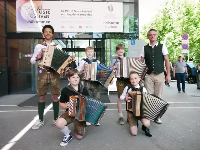 Mattheo Matzhold, Maximilian Filzmoser, Florian Kahr, Emanuel Feiner und Philip Matilo Pscheidt reisten mit Lehrer Andreas Breidler an und präsentierten ihre Stücke mit beeindruckender Virtuosität und viel Herzblut. | Foto: zVg