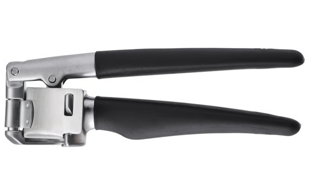 Während des Gebrauchs der Knoblauchpresse könnten sich kleine Metallteile lösen und anschließend mit den Lebensmitteln verschluckt werden.  | Foto: © Inter IKEA Systems B.V. 2025