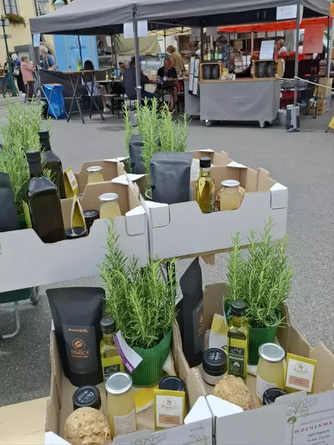 Die Grillpakete für die Tombola waren gefüllt mit Waren der Produzent_innen vom Wochenmarkt im Wert von ca €60,- , sie waren sehr begehrt. | Foto: Martha Günzl