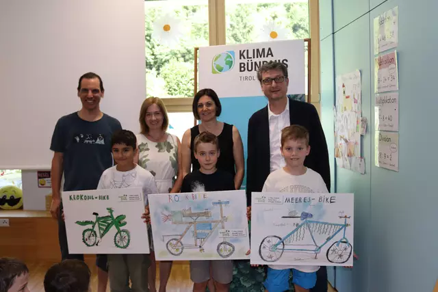 Mohamad Ahmad von der VS Pians wurde Dritter, in der Mitte ist der Bezirkssieger Benedikt Ladner (VS Kappl) und der Zweitplatzierte Fabio Spiss (auch VS Kappl), hinten sind die Pädagogen Andreas Vogt (VS Pians), Irmgard Sailer (Klassenlehrerin 3b, VS Kappl), Direktorin Alexandra Wechner und Andrä Stigger (GF Klimabündnis Tirol).  | Foto: Elisabeth Zangerl