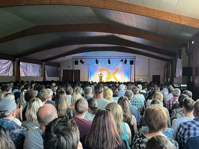 Gernot Kulis bot einen unterhaltsamen Abend voller Humor und guter Laune. | Foto: Gemeinde Pfaffing