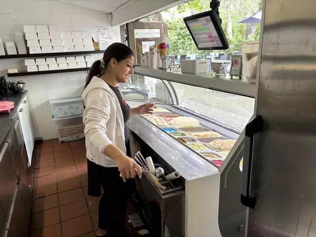 In der großen Eis-Vitrine findet jeder eine passende Sorte.  | Foto: Luca Arztmann/MeinBezirk