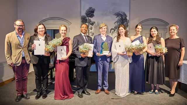 Michael Linsbauer mit den sieben Gewinnern und Gewinnerinnen: Francis Ng, Laura Richter, Joseph Parrish, Bruno Meichsner, Caroline Taylor, Maria Hegele sowie Farber-Preisträgerin Julia Kurig Yazaki und Juryvorsitzender Angelika Kirchschlager | Foto: Fabian Sorger