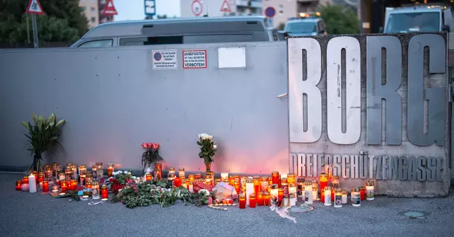 Ein Lichtermeer war am Dienstagabend vor dem BORG Dreierschützengasse zu sehen.  | Foto: GEORG HOCHMUTH / APA / picturedesk.com