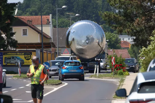 Mühsam quälte sich der Schwertransport mit dem riesigen Speicher durch Sattledt. | Foto: laumat.at