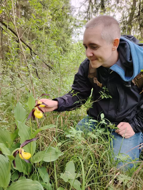 Biologielehrer Gabriel Reiter leitete seine Schülerinnen und Schüler der Mittelschule Burchkirchen auf eine Entdeckungsreise durch die geschützten Almauen.