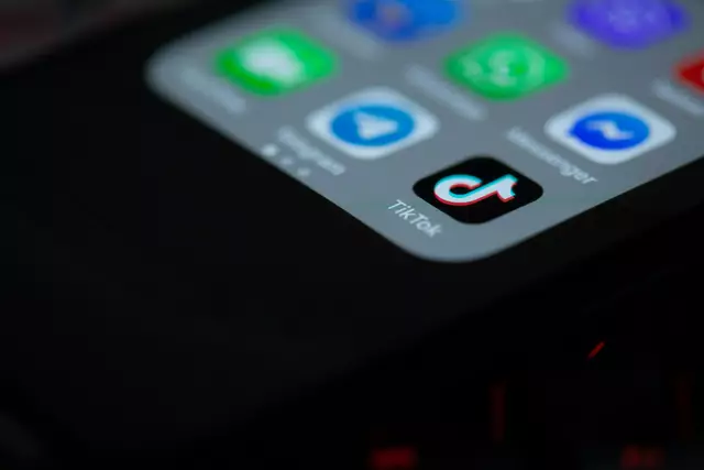 Eine unfassbare Geschichte kommt aus einer Wiener Schule: Ein Zwölfjähriger soll auf TikTok eine Todesliste mit seinen Mitschülern veröffentlicht haben.  | Foto: Solen Feyissa/Unsplash