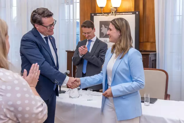 Jetzt ist es offiziell: Johanna Sperker ist Hietzings neue Bezirksvorsteherin.  | Foto: BV13/S. Oblak