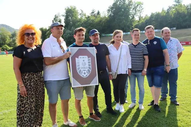Auch politische Vertreter der Gemeinde waren vor Ort: Angeführt von Wernbergs Bürgermeisterin Doris Liposchek (Vierte von rechts) | Foto: MeinBezirk.at