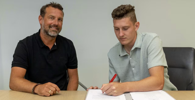 David Heindl mit Markus Weinzierl, sportlicher Leiter am FC Bayern Campus, bei der Vertragsunterzeichnung. | Foto: FC Bayern München