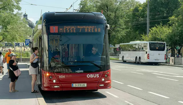 Bereits mit dem Fahrplanwechsel im Dezember 2026 wird die neue Linie 1, die künftig von Liefering über Lehen und die Innenstadt, Alpenstraße bis nach Salzburg Süd verläuft, als gestreckte Nord-Süd-Durchmesserlinie eingeführt. | Foto: Stadt Salzburg / Alexander Killer