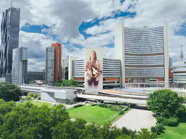 Eine Frau mit einer Friedenstaube ragt und wacht über die Donaustadt. Das Projekt wurde geleitet vom Margaretner Streetart-Unternehmen "Muralia". | Foto: Michael Stanzer/Calle Libre