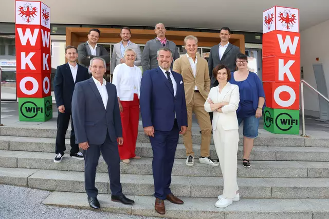 Das neue Team des WK-Bezirksausschusses Kitzbühel mit dem neuen Bezirksobmann Hermann Huber (vo. Mi.) und Bezirksstellen-Leiter Balthasar Exenberger (vo. li.). | Foto: Flash Kitzbühel