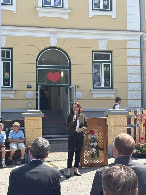 Bildungsdirektorin Isabella Penz gratulierte zur neu erstrahlenden Schule. | Foto: MeinBezirk