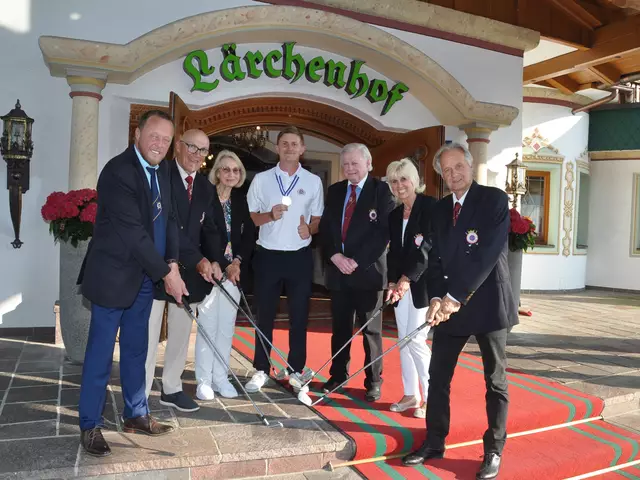 Spalier vom GCC-Vorstand mit Präsident Martin Unterrainer für den frischgebackenen Golf-Europameister Christoph Kogl vor dem Lärchenhof. | Foto: Schwaiger