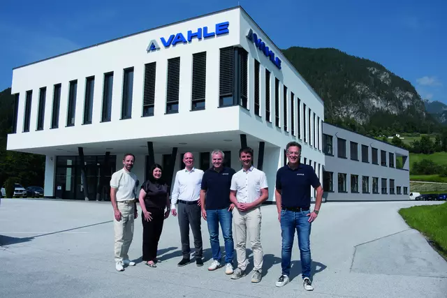 Trafen sich zum Austausch am Schwoicher Standort von Vahle Automation (v.l.): Jan Bruckner (Direktor Deutschland, Austrian Business Agency GmbH), Beate Hell Saleh (Standortagentur Tirol – Team Betriebsansiedlung &amp; Betriebserweiterung), Christian Märk (Standortagentur Tirol – Team Betriebsansiedlung &amp; Betriebserweiterung), Michael Eckle (Vahle CTO und Standortleiter von Vahle Automation), Andreas Herbst (Standortagentur Tirol,  Cluster Mechatronik) und Thomas Streicher (Standortleiter Vahle Automation). | Foto: Vahle Automation / SWD