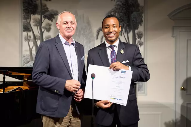 Gewinner Joseph Parrish mit dem Rohrauer Bürgermeister Albert Mayer (ÖVP) | Foto: Fabian Sorger