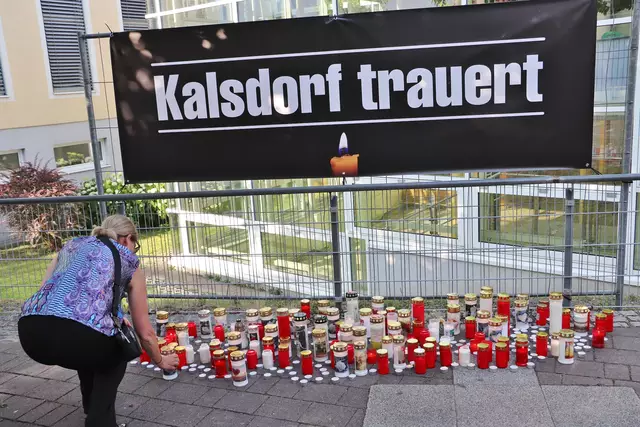 In Kalsdorf fand eine Gedenkfeier für die Opfer des Grazer Amoklaufs statt. Rund 300 Menschen fanden sich am Schulhof ein, um nach einer Andacht Kerzen zu entzünden. | Foto: Edith Ertl