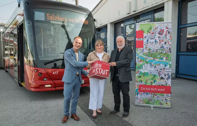 Die Stadtregierung stellte diese Woche ihren Mobilitätsbericht vor. Dieser zeigt, was in den kommenden Jahren konkret auf den Straßen, Plätzen und Wegen der Stadt spürbar wird. Im Bild: Bürgermeister Bernhard Auinger, Verkehrsstadträtin Anna Schiester und Franz Schober von der fachliche Leitung für den öffentlichen Verkehr) | Foto: Stadt:Salzburg/Alexander Killer