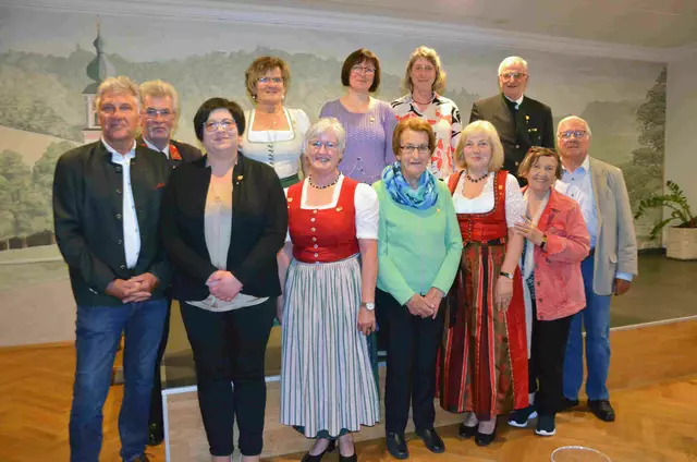 Bürgermeister Alois Stadlmayr mit den neuen Ehrennadel-Trägern. | Foto: Martina Malzer