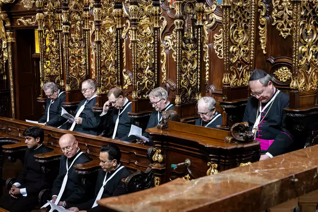 Chorgebet der Augustiner-Chorherren des Stiftes Klosterneuburg im Chorgestühl der Stiftskirche.  | Foto: Stift Klosterneuburg/Niki Trat