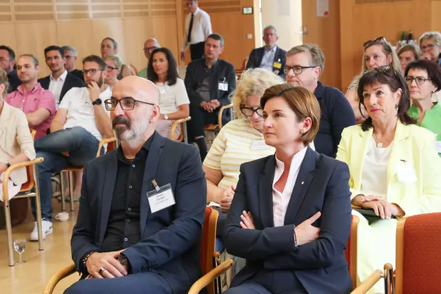 Der Soziologe und Integrationsexperte Kenan Güngör (vorne links) und Landeshauptmann-Stellvertreterin Marlene Svazek (vorne rechts) bei der zweiten Salzburger Zukunftswerkstatt, am 11. Juni 2025. Im Fokus stand dabei, wie die Integration und das Zusammenleben in Vielfalt für die Zukunft aussehen sollen. | Foto: Land Salzburg / Franz Neumayr 