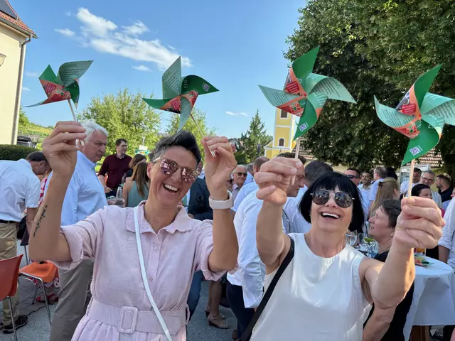 Recycling pur: Die Einladungen zur feierlichen Eröffnung des neuen LEA Standortes mussten von den Besuchern zu Windrädern zusammengesteckt werden. | Foto: Redaktion