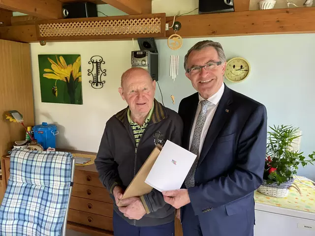 Stadtrat Franz Piribauer gratulierte Josef Mannsberger zum 90er. | Foto: Stadt Wiener Neustadt/Weller