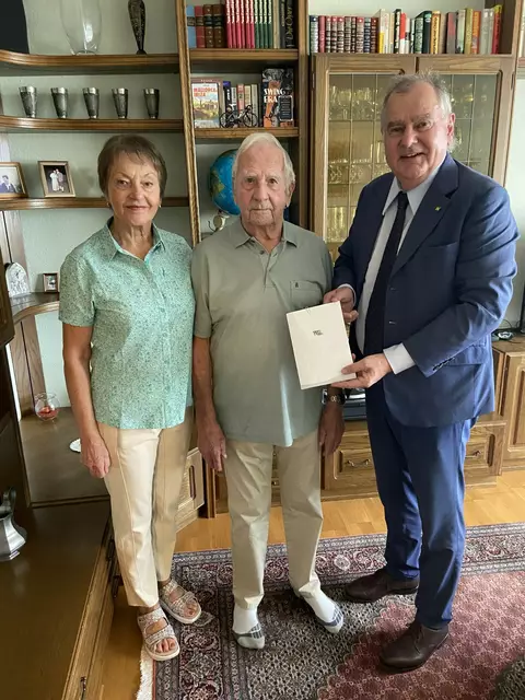 Stadtrat Franz Dinhobl (re) gratuliert Engelbert Willegger zum 95. Geburtstag. | Foto: Stadt Wiener Neustadt/Weller