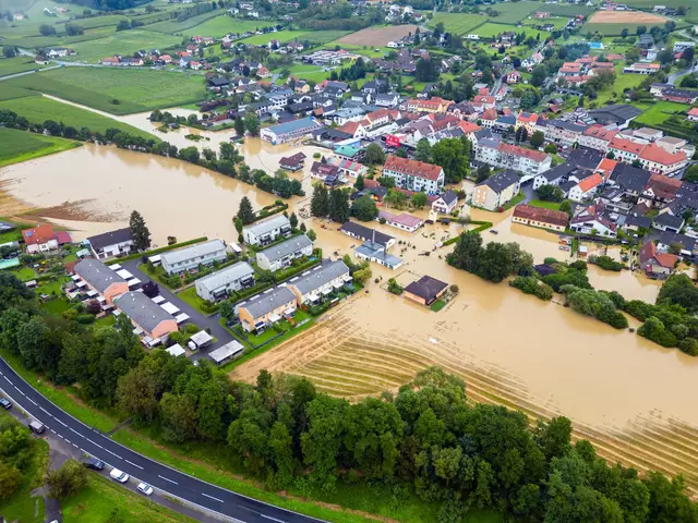 Zerstörte Straße und überflutete Keller – von oben wird das Ausmaß eines Hochwassers schnell sichtbar.  | Foto: RegionalMedien Steiermark