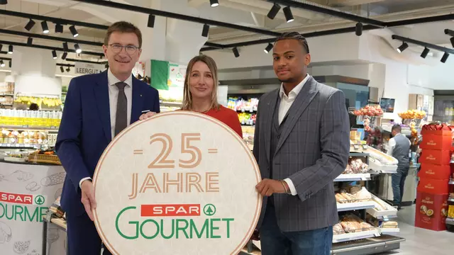 "Spar-Gourmet" feiert 25-jähriges Jubiläum, mit "Spar"-Geschäftsführer, Alois Huber (links), der Verantwortlichen für Sortimentsgestaltung, Birgit Schrödlein (mitte) und dem Marktleiter des "Spar-Gourmet" am Fleischmarkt, Manfredo Tabor (rechts).  | Foto: Ronja Reidinger/MeinBezirk
