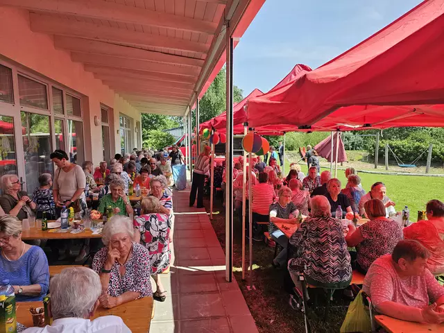 Die ältere Generation Welserinnen und Welser ließ es sich beim Sommerfest der Generationentreffs in Puchberg bei Grillhendl, Musik und Sonnenschein gut gehen. | Foto: Stadt Wels