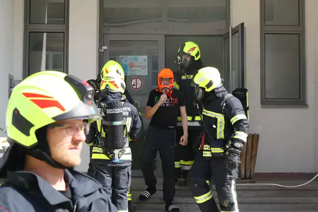 Ursprünglich sollten nur die Direktorin und die Feuerwehr über die Übung informiert sein. Aufgrund der jüngsten Ereignisse in Graz wurden jedoch auch die Schülerinnen und Schüler sowie das Lehrpersonal vorab in Kenntnis gesetzt. | Foto: BFKDO Tulln/Öllerer