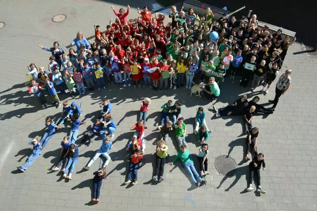 Alle Lehrkräfte sowie Schüler der Volksschule Saalfelden 1 freuen sich über die erhaltene MINT-Zertifizierung. | Foto: Sandra Wegmayr 