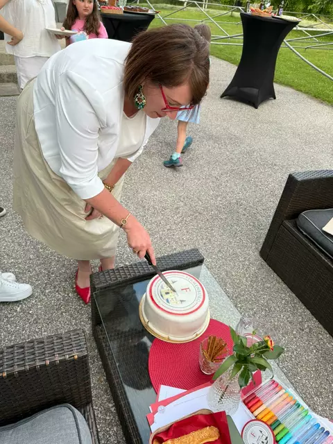 Susi Lochuk schneidet für ihre zahlreichen Gäste, Besucher und Gratulanten die FirmenBurg-Torte an. | Foto: Peter Seper