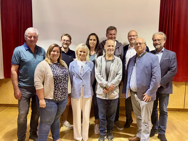 Bürgermeister Rudi Mayr (3.v.re.) bedankte sich bei den vielen aktiven Vereinen, Betrieben und Persönlichkeiten in der Gemeinde. | Foto: Weymayer