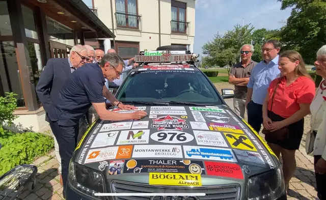 Auch während dem Rodeo fanden sich Spenderinnen ein und signierten das Fahrzeug. | Foto: Reiter