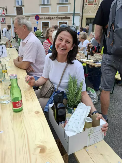 Eine Stammkundin freit sich besonders über das gewonnene Grillpaket, sie hatte auch besonders viele Lose :-) | Foto: Martha Günzl