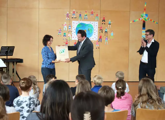 Die feierliche Urkundenübergabe beim Klimabündnis-Beitritt der VS Angath. v.l.n.r.: Volksschul-Direktorin Dipl.-Päd. Andrea Fuchs, Landesrat René Zumtobel und Geschäftsführer von Klimabündnis Tirol Andrä Stigger.  | Foto: Klimabündnis Tirol