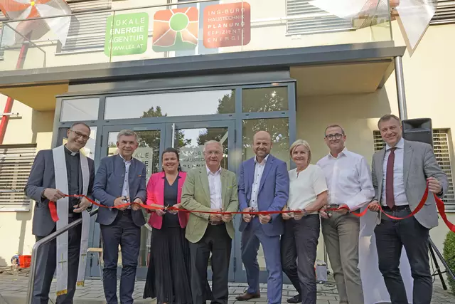Bei der feierlichen Eröffnung des neuen LEA-Gebäudes wurde symbolisch ein rotes Band durchtrennt. | Foto: Roman Schmidt