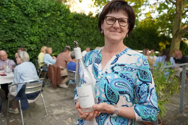 Winzerin Elisabeth Lentsch aus Podersdorf am See präsentierte den Rosé CF 2023 Reserve vom Seegut Lentsch | Foto: Andrea Glatzer