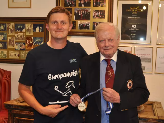 Der frischgebackene Golf-Europameister Christoph Gogl mit GCC-Präsident Martin Unterrainer