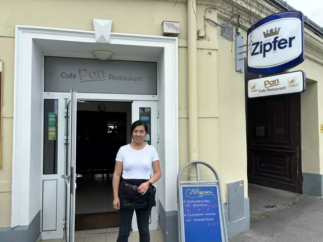Schau Pan leitet gemeinsam mit ihrem Mann Leo Pan das Restaurant in der Kaiserebersdorfer Straße.  | Foto: Luca Arztmann/MeinBezirk