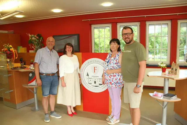 Heinz und Christiane Gaugl - von Gaugl KFZ IVECO Werkstatt Pöllau - kamen zum Tag der offenen Tür in die FirmenBurg um Susi recht herzlich zu gratulieren. | Foto: Peter Seper
