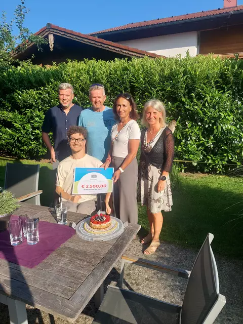 Hannes Putz (v.l.), Fredl Zitzenbacher, Andrea Struijk-Debus und Petra Ganster übergeben Nico Putz die Spendensumme von 2500 Euro.  | Foto: Andrea Struijk-Debus